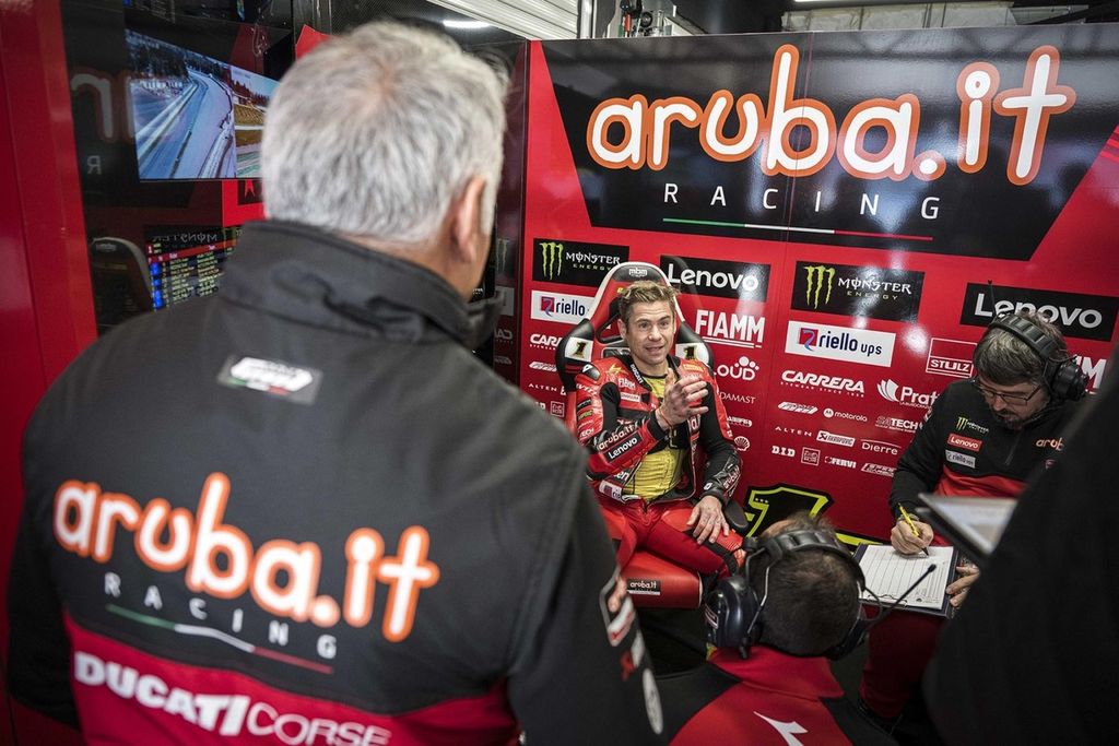 Pebalap tim Aruba.it Racing-Ducati Alvaro Bautista memberikan masukan kepada kru mekaniknya dalam tes Superbike di Catalunya, 14-15 Maret 2024. Dalam tes ini, Bautista kesulitan dengan daya cengkeram ban belakang dan kalah bersinar dari rekan setimnya Nicolo Bulega.