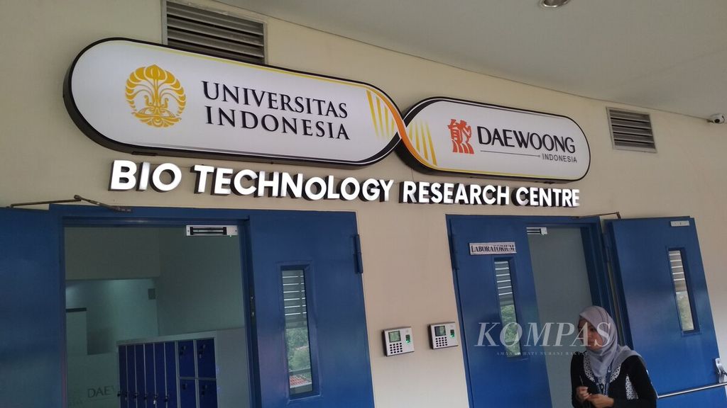 Laboratorium di Pusat Penelitian Bioteknologi Universitas Indonesia di kampus UI Depok, Jumat (6/4). Laboratorium bioteknologi ini didirikan atas kolaborasi UI dengan Daewoong Pharmaceutical, Korea Selatan.