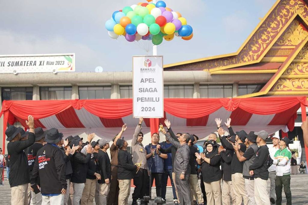 Pada Selasa (28/11/2023) pagi, Bawaslu Provinsi Riau mengumpulkan seluruh jajaran pengawas di Kantor Gubernur Riau untuk melaksanakan apel siaga pengawasan kampanye Pemilu 2024. Untuk menyukseskan pemilu, sebanyak 1.000 pengawas diturunkan. 