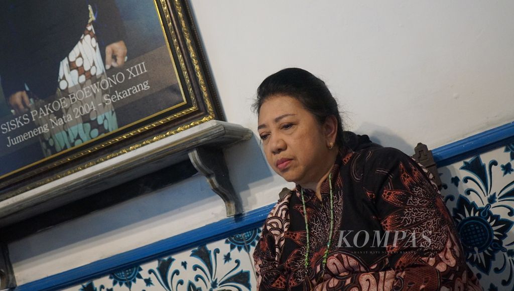 Putri Keraton Surakarta GKR Wandansari usai bertemu dengan Raja Keraton Surakarta Pakubuwono XIII di Keraton Surakarta, Jawa Tengah, Selasa (3/1/2023). Itu pertemuan pertama kali bagi keduanya setidaknya dalam 10 tahun terakhir.