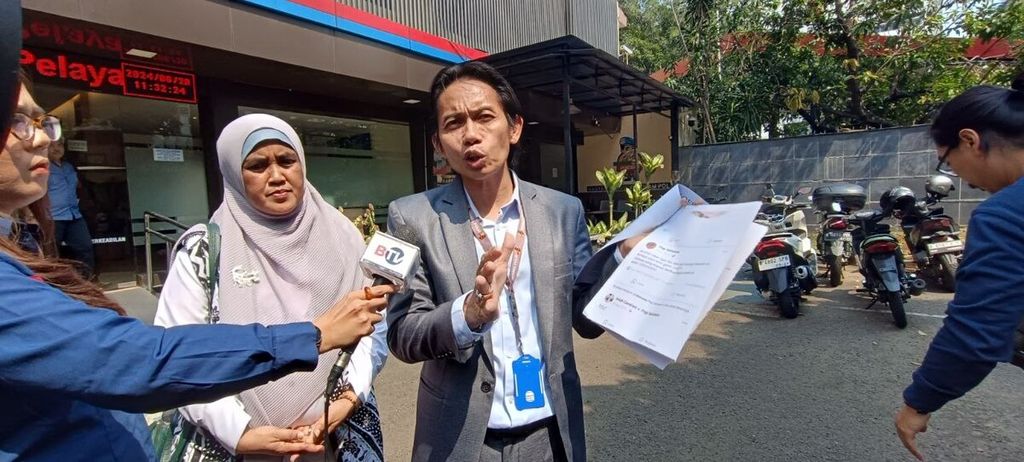 Pengacara Pegi Setiawan, Toni RM (ketiga dari kiri), Sugianti Iriani (kedua dari kiri), bersama ibu kandung Pegi mendatangi kantor Divisi Profesi dan Pengamanan Polri pada Kamis (20/6/2024). Mereka menyerahkan surat pengaduan mengenai hilangnya unggahan-unggahan di akun Facebook atas nama Pegi Setiawan. 