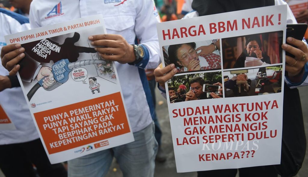 Dengan membawa poster tuntutan, buruh dari berbagai elemen berunjuk rasa di depan Kantor Gubernur Jawa Timur, Kota Surabaya, Selasa (6/9/2022). Gelombang unjuk rasa di sejumlah daerah terjadi pascakenaikan harga BBM pada Sabtu (3/9/2022). 