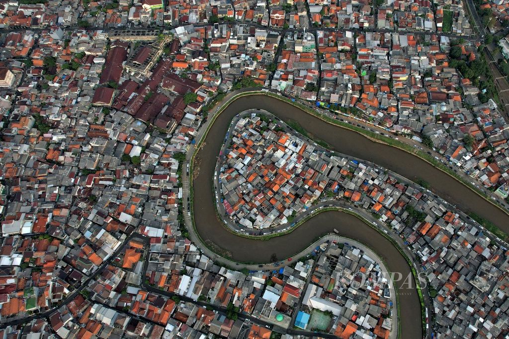 Lanskap hunian padat penduduk di kawasan Bukit Duri dan Kampung Melayu, Jakarta, Senin (10/7/2023). 