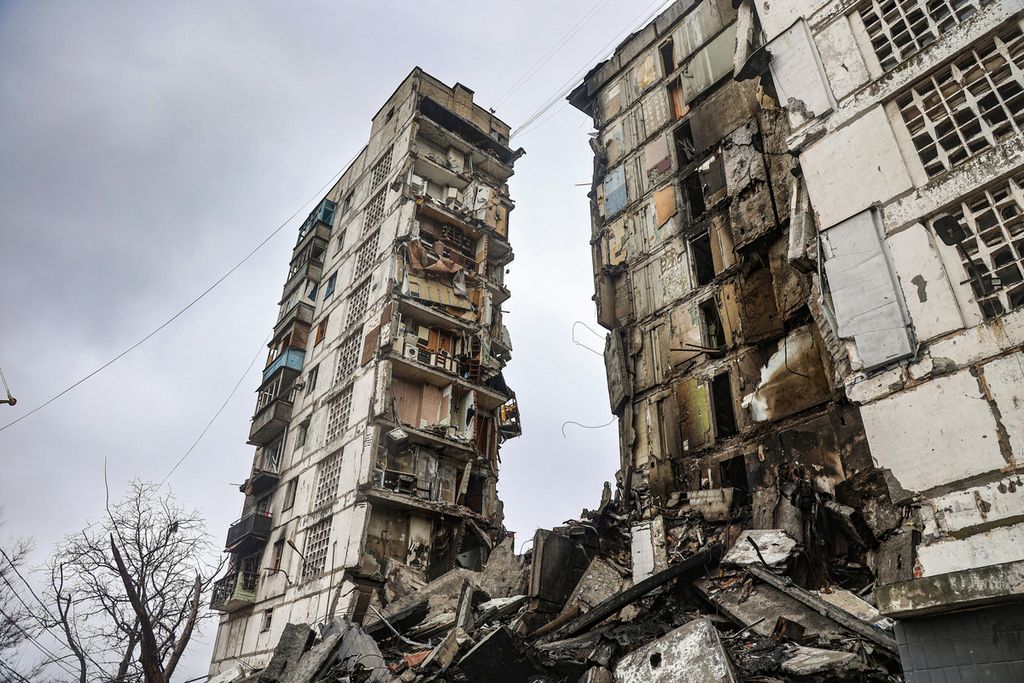 Sebuah bangunan yang rusak akibat pertempuran di Mariupol, Ukraina, 13 April 2022. 