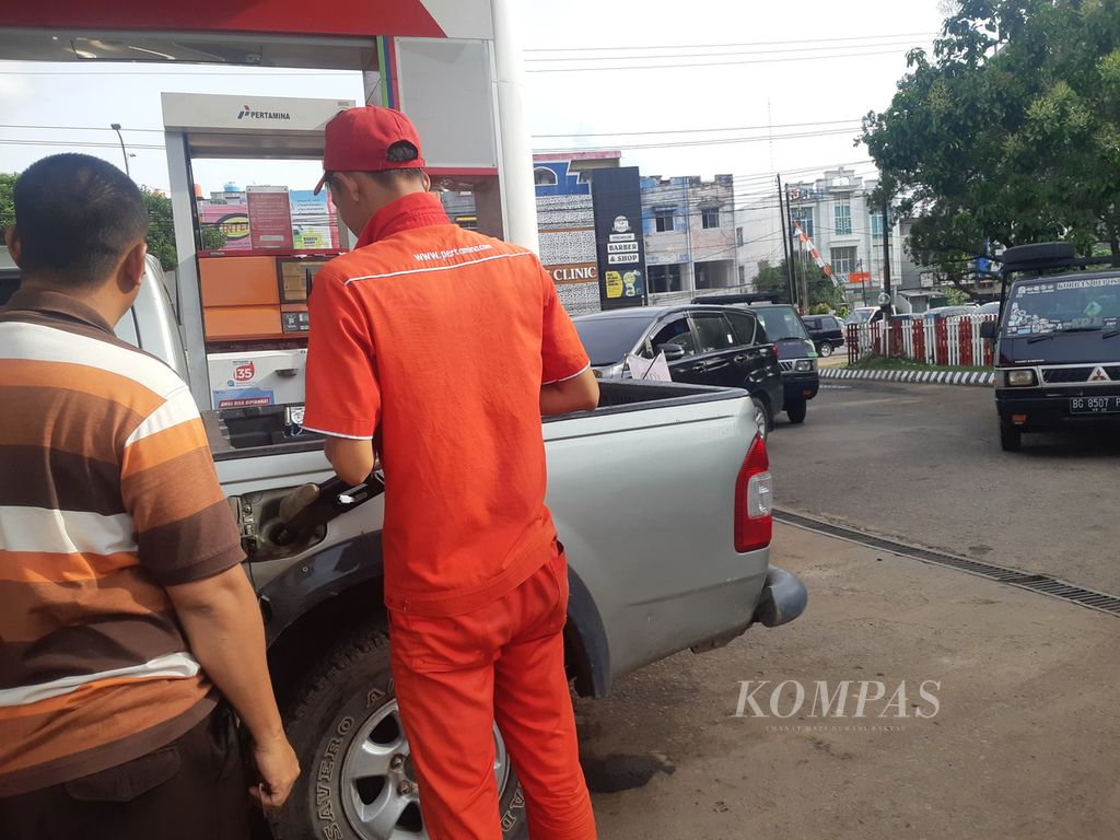 Petugas SPBU 24.301.16 yang berada di Jl R Soekamto Palembang sedang mengisi bahan bakar minyak pada salah satu konsumen, Sabtu (3/9/2022). Kenaikan harga BBM bersubsidi cukup mengagetkan warga. Kondisi ini diharapkan tidak berdampak pada kenaikan harga bahan pokok. 