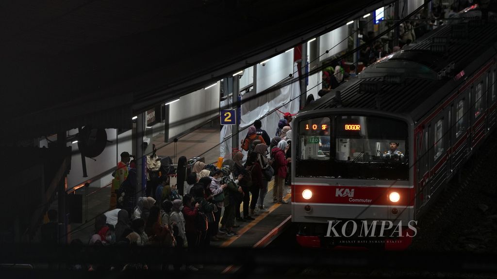 Penumpang bersiap naik kereta di Stasiun Cawang, Tebet, Jakarta Selatan, Selasa (7/11/2023). KAI Commuter tengah menyesuaikan operasionalnya seiring peremajaan kereta. Saat ini mulai berjalan retrofit 19 kereta dan pengadaan 19 kereta baru. Retrofit dilakukan secara bertahap hingga 2026. Setiap tahun berlangsung penambahan teknologi dan fitur baru pada sistem lama empat rangkaian KRL. 