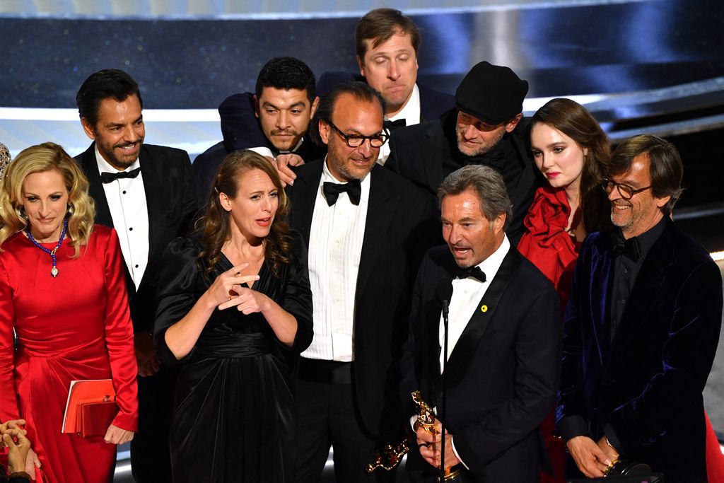 Pemain dan kru film Coda berada di atas panggung Academy Awards Ke-94 yang berlangsung di The Wallis Annenberg Center for the Performing Arts in Beverly Hills, California, Minggu (27/3/2022) waktu Amerika Serikat.