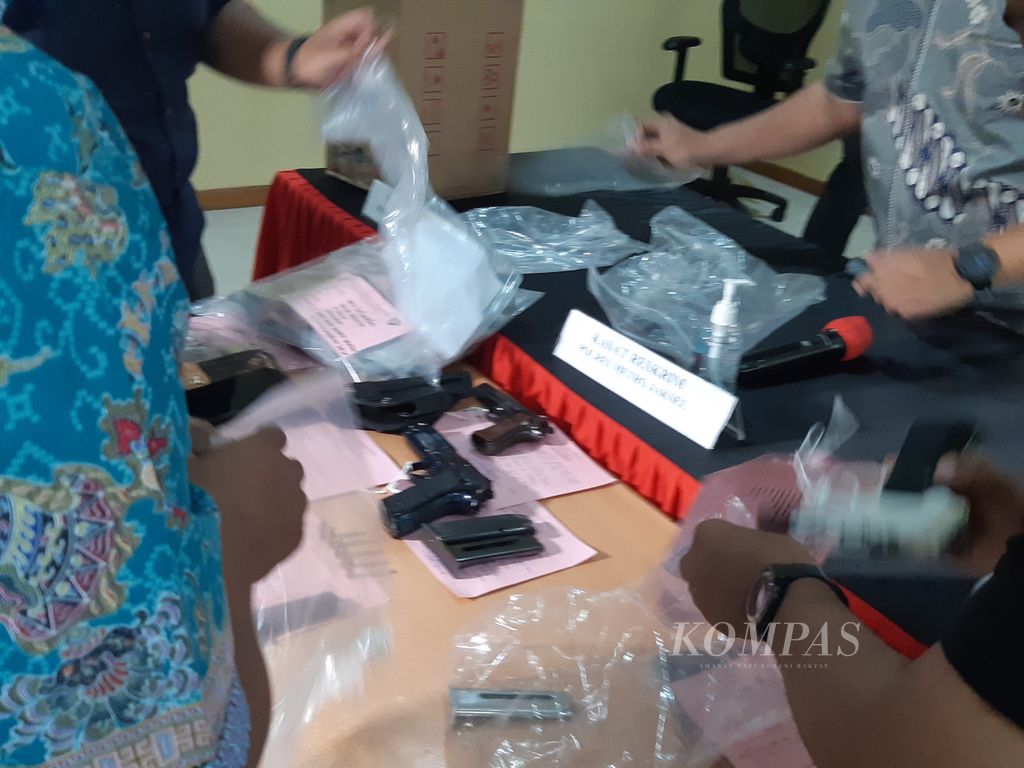 Polres Jakarta Selatan menyita sejumlah barang bukti yang diperoleh dari dua tersangka yang diduga membunuh pekerja seks komersial anak, Jumat (26/4/2024). Atas perbuatannya, kedua tersangka dijerat pasal berlapis dengan hukuman hingga 20 tahun penjara.