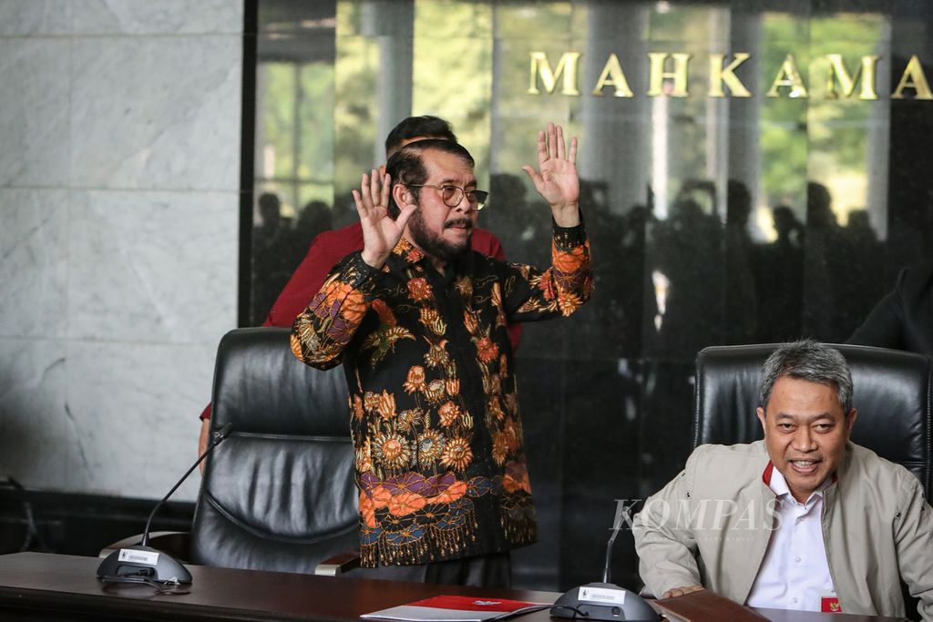 Mantan Ketua Mahkamah Konstitusi (MK) Anwar Usman mengangkat tangan seusai konferensi pers di Gedung MK, Jakarta, Rabu (8/11/2023). 