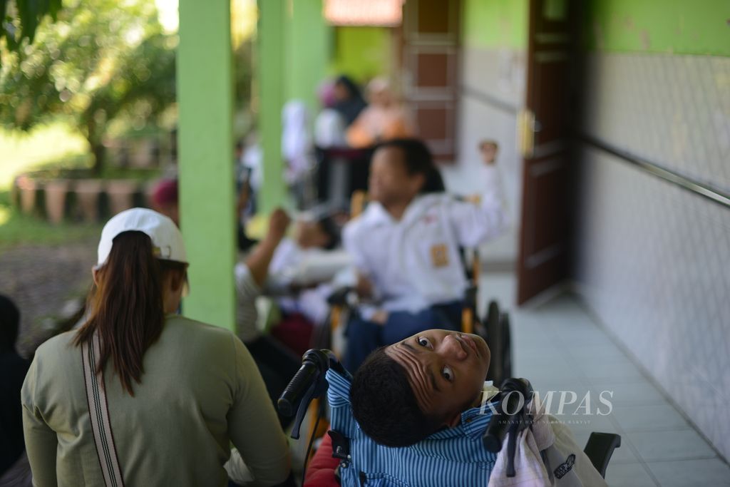 Orangtua mendampingi anaknya yang beristirahat setelah menggunakan hak pilihnya dalam pemilu OSIS di SLB Negeri Kota Magelang.