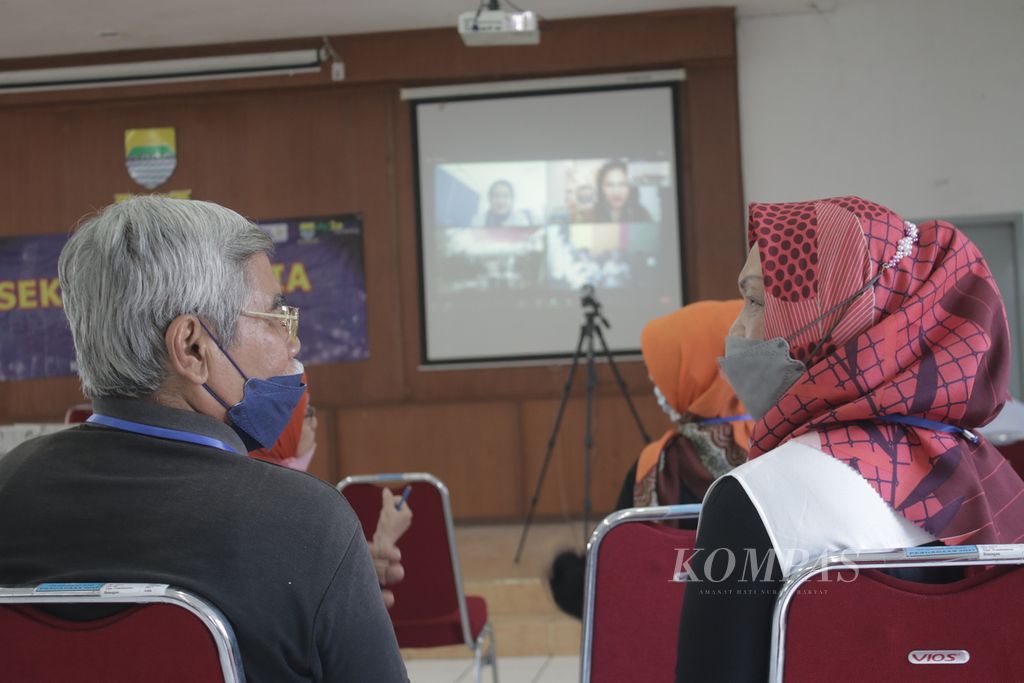 Warga lanjut usia berdiskusi saat mendengarkan materi sekolah lansia di aula Kantor Kecamatan Ujungberung, Kota Bandung, Jawa Barat, Rabu (29/9/2021). Mereka tengah mengikuti sekolah lansia dan mempelajari manfaat tempe bagi lansia.