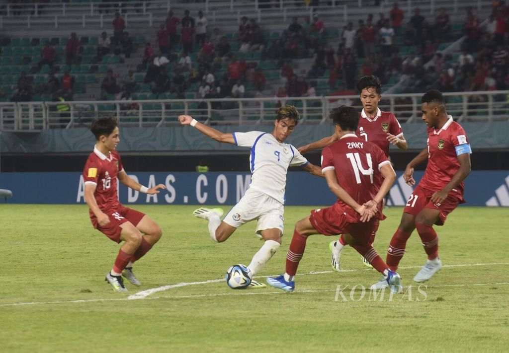 Pemain Indonesia menahan laju pemain Panama Martin Krug dalam laga Grup A Piala Dunia U-17 2023 di Stadion Gelora Bung Tomo, Surabaya, Senin (13/11/2023). Pada pertanding ketiga pada 16 November, Indonesia akan melawan Maroko.