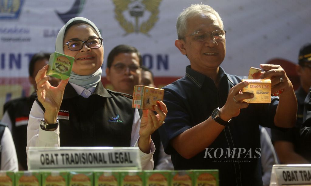 Kepala Badan Pengawas Obat dan Makanan (BPOM) Penny K Lukito (kiri) bersama Dirjen Bea Cukai Askolani menunjukkan barang bukti obat tradisional ilegal saat rilis penggagalan ekspor produk tersebut di Kargo Bandara Soekarno-Hatta, Tangerang, Banten, Rabu (9/8/2023).  