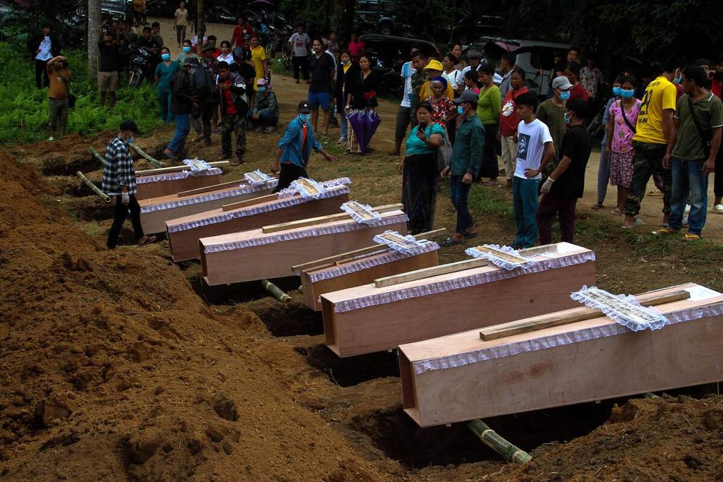 Peti mati berisi jenazah korban serangan udara dan artileri dijajarkan sebelum dimakamkan di pemakaman massal di Laiza, pada Selasa (10/10/2023).