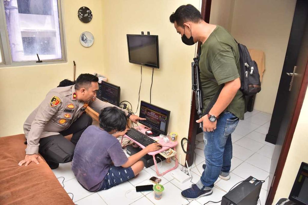 Polisi menggerebek tujuh kamar yang dijadikan markas pengoperasian situs perjudian daring di Apartemen City Park, Kecamatan Cengkareng, Jakarta Barat, Minggu (15/1/2023).