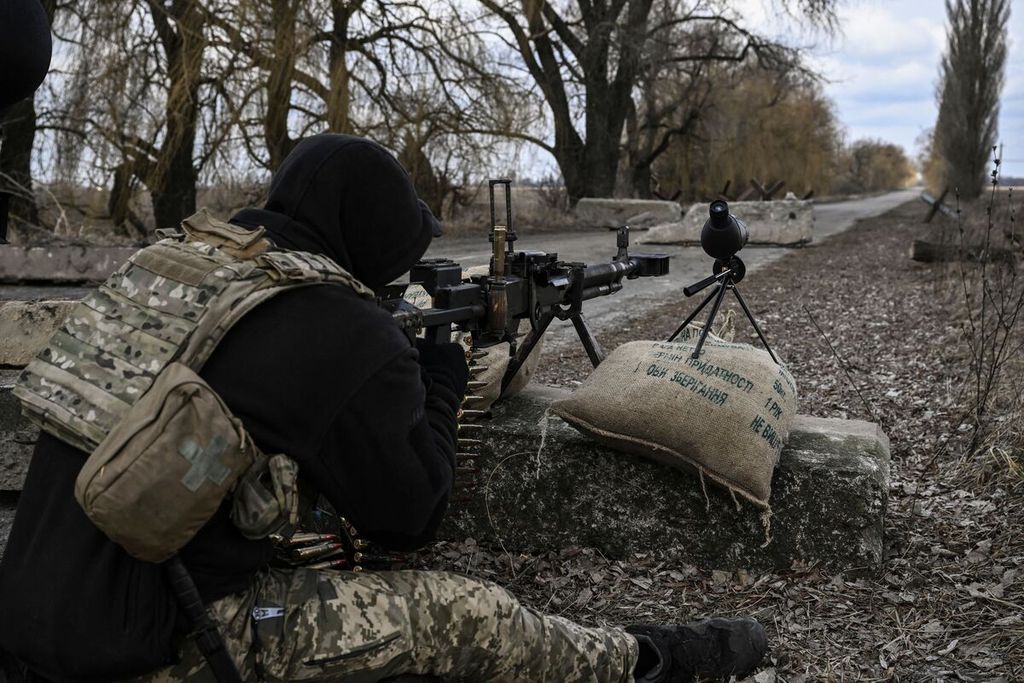 Tentara Ukraina mengarahkan senapannya ke posisi Rusia di luar kota Brovary, timur Kiev, Ukraina, Rabu (9/3/2022).