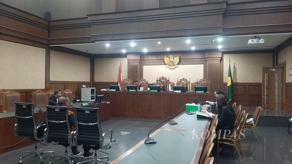 Suasana sidang saat bekas Direktur Utama Garuda Indonesia Emirsyah Satar membacakan nota pembelaannya di Pengadilan Tindak Pidana Korupsi, Jakarta, Rabu (17/7/2024). 