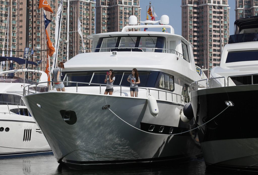 Kapal pesiar Accelera 83 buatan China dipamerkan di Hong Kong pada 6 Mei 2011. Pembuat kapal pesiar berharap industri mereka akan mendapatkan keuntungan dari ledakan ekonomi China yang menciptakan kelas taipan kaya yang terus berkembang dan menghabiskan banyak uang untuk gaya hidup mewah.