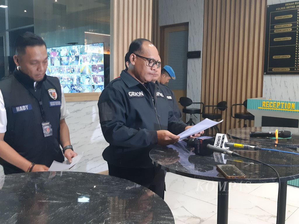 Kapolres Metro Jakarta Utara Komisaris Besar Gidion Arif Setyawan memberikan keterangan tentang penambahan tersangka dalam kasus penganiayaan di Sekolah Tinggi Ilmu Pelayaran, Jakarta Utara, Rabu (8/5/2024) malam. 