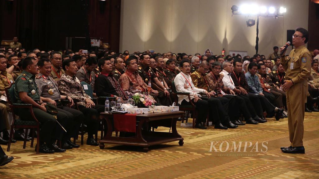 Home Minister Tjahjo Kumolo  (right) speaks during a coordination meeting for the election of regional heads in Jakarta on Tuesday (31/1/2017). Other speakers at the meeting were (sitting, from left to right) Indonesian Military (TNI) commander Gen. Gatot Nurmantyo, National Police chief Gen. Tito Karnavian, Coordinating Political, Law and Security Affairs Minister Wiranto, General Elections Commission chairman Juri Ardiantoro, and the chairman of the General Elections Supervisory Agency, Muhammad. The coordination meeting dealt with preparations for the simultaneous regional elections on February 15.