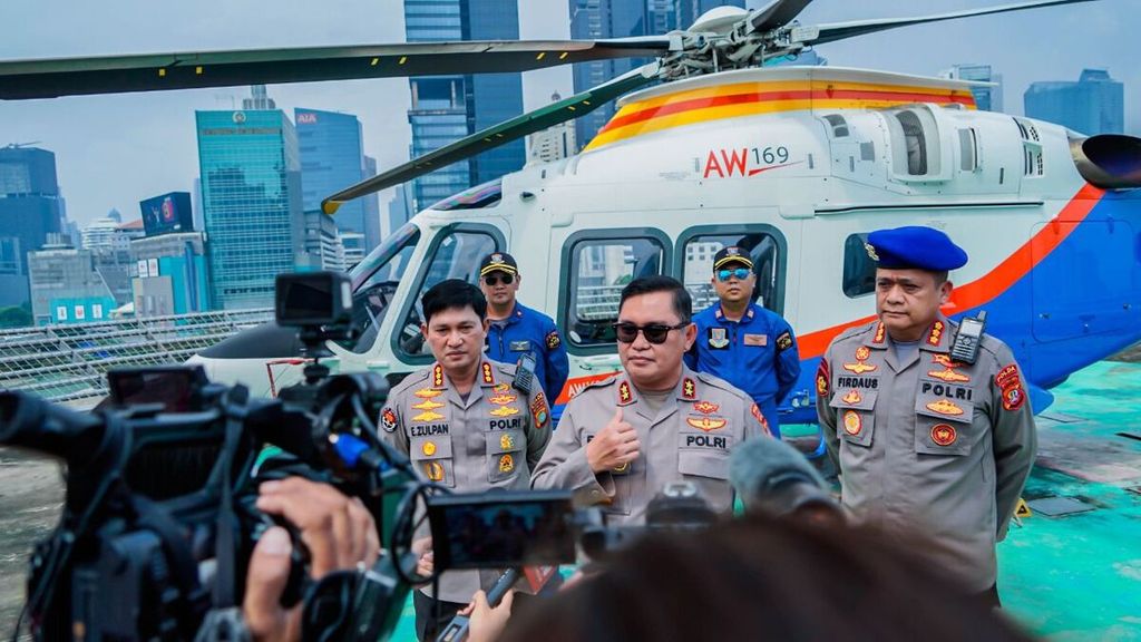Kapolda Metro Jaya Inspektur Jenderal Fadil Imran (tengah) seusai patroli untuk memantau situasi lalu lintas dan keamanan dari wilayah udara sekitar Jakarta, Rabu (14/9/2022) siang. Ia berpatroli udara untuk memastikan aksi-aksi penolakan kenaikan harga BBM di beberapa titik berjalan tertib.