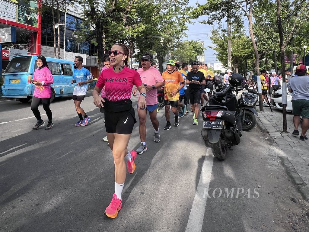 Peserta Run The Ground berlari melintasi Jalan Sungai Saddang Makassar, Minggu (24/3/2024). Ajang lari ini adalah rangkaian LPS Monas Half Marathon.