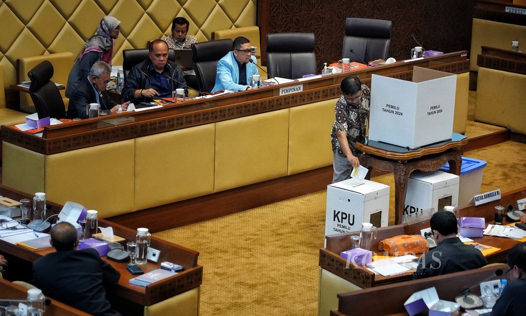 Komisioner KPU, Idham Holik, melakukan simulasi pencoblosan pemilu saat rapat dengar pendapat antara Komisi II DPR dan KPU di Kompleks Parlemen, Jakarta, Senin (29/5/2023). 