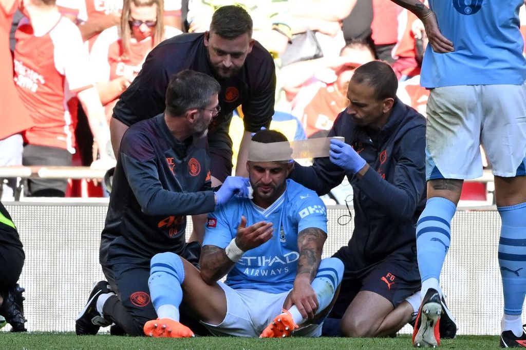 Bek Manchester City, Kyle Walker, dirawat tenaga medis setelah berbenturan kepala dengan gelandang Arsenal, Thomas Partey, pada laga Community Shield antara Arsenal dan Manchester City di Stadion Wembley, London, Inggris, 6 Agustus 2023. 