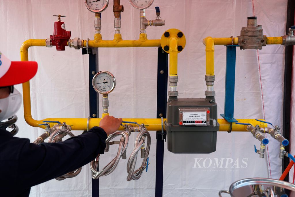 Petugas memperlihatkan sistem dan cara kerja instalasi gas bumi bagi rumah tangga saat peresmian stasiun pengisian bahan bakar gas (SPBG) di Terminal Penggaron, Kota Semarang, Jawa Tengah, Kamis (14/7/2022). 