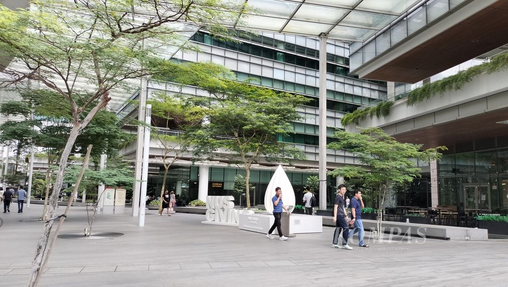Suasana University Town di kampus National Univerity of Singapore (NUS) yang berlokasi di Kent Ridge, Singapura. NUS menjadi satu-satunya kampus di Asia yang masuk top 10 universitas dunia versi QS WUR 2024.