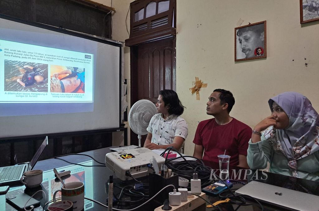 Direktur LBH Padang Indira Suryani (kanan) didampingi Afrinaldi (tengah), ayah Afif Maulana (13), menunjukkan foto luka-luka yang dialami almarhum Afif di kantor LBH Padang, Kota Padang, Sumatera Barat, Senin (24/6/2024). 