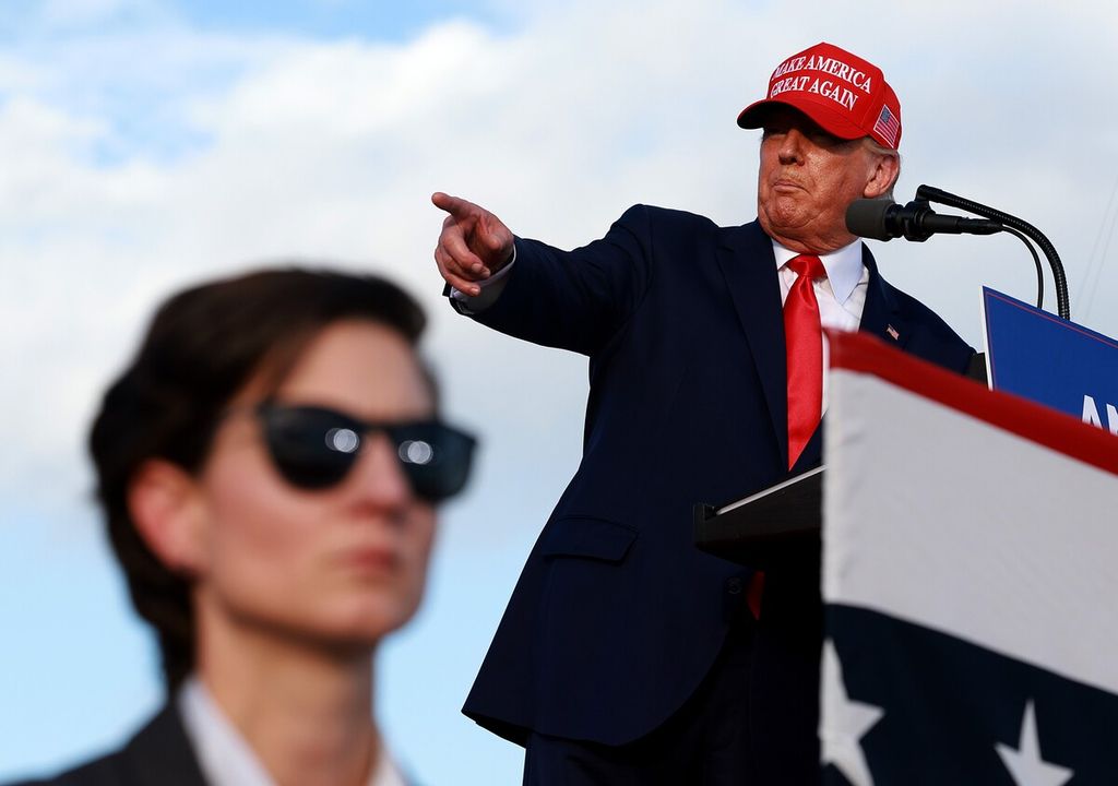 Mantan Presiden Amerika Serikat Donald Trump dalam kampanye di Miami, Florida, AS, 6 November 2022. Trump disebut akan segera mengumumkan pencalonan dirinya sebagai capres AS pada pemilu 2024.