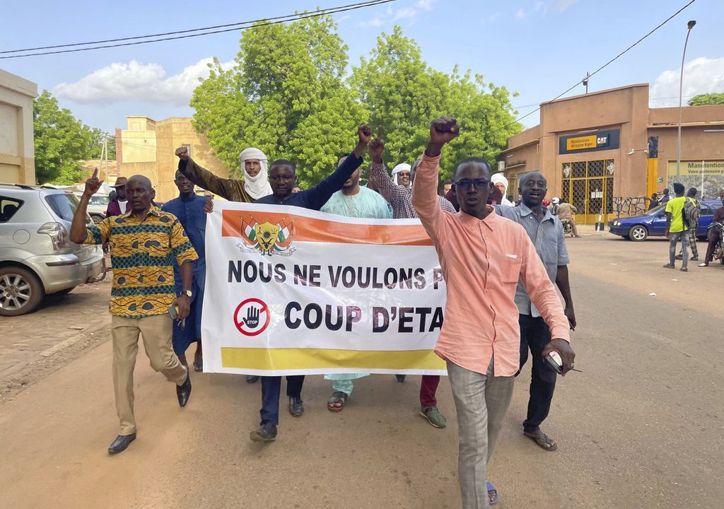 Sejumlah pendukung Presiden Niger Mohamed Bazoum melakukan pawai di Niamey, Niger, Rabu (26/7/2023), sambil membawa poster berisi dukungan terhadap presiden berusia 63 tahun itu. 