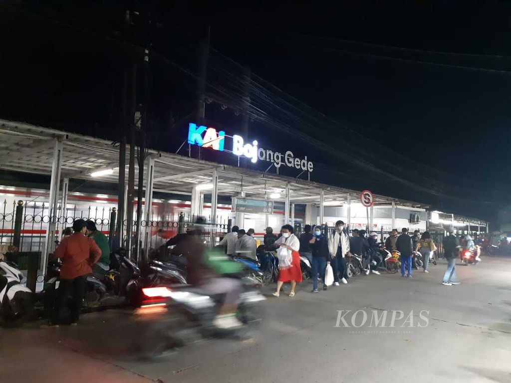 Suasana di depan Stasiun Bojonggede, Kabupaten Bogor, Rabu (16/11/2022) dini hari. Terlihat ojek pangkalan sedang menunggu penumpang yang baru turun dari kereta komuter. Di stasiun itu, penumpang kereta masih ada hingga pukul 01.00.