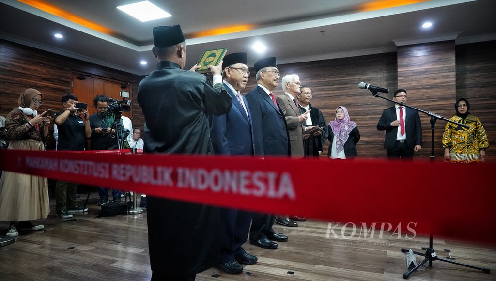 Tiga anggota Majelis Kehormatan Mahkamah Konstitusi (MKMK), Wahiduddin Adams, Jimly Asshiddiqie, dan Bintan R Saragih (dari kiri ke kanan), dalam pelantikan MKMK di Gedung 2 Mahkamah Konstitusi, Jakarta, Selasa (24/10/2023).  