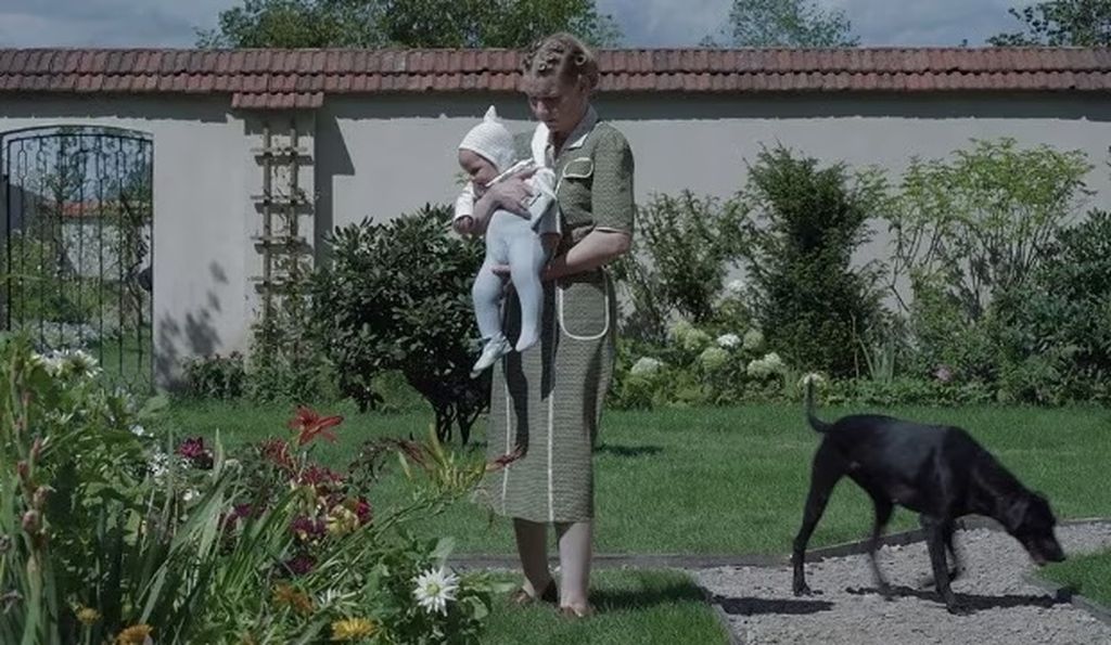 Hedwig Hensel, istri Rudolf Höss, tengah berkeliling di kebun rumah bersama anak bungsunya.