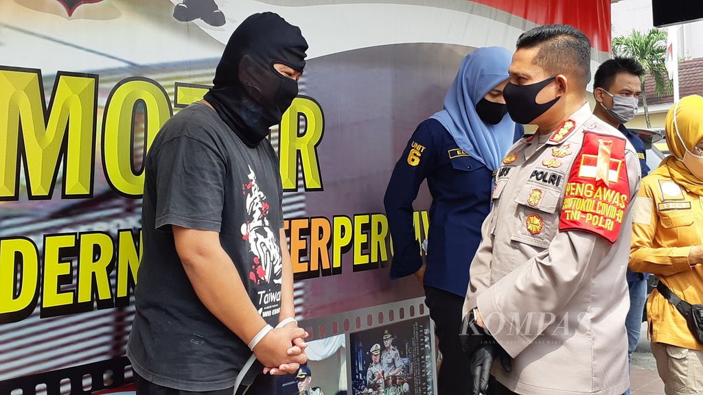 Kepala Kepolisian Resor Metro Depok Komisaris Besar Aziz Andriansyah berbincang kepada SM (45), pelaku kekerasan seksual terhadap anak di bawah umur, Senin (15/6/2020).
