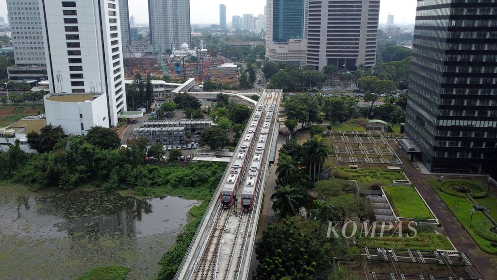 Rangkaian kereta ringan atau LRT terparkir di Stasiun LRT Dukuh Atas, Jakarta, Rabu (3/5/2023). 