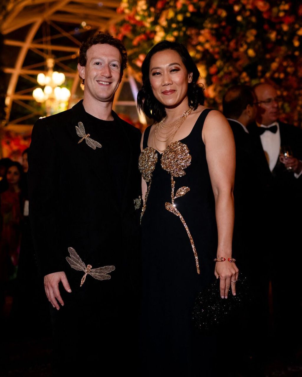 Pemimpin Meta Mark Zuckerberg (kiri) dan istrinya, Priscilla Chan, menghadiri pesta prapernikahan Anant Ambani dan Radhika Merchant di Jamnagar, India, Jumat (1/3/2024). 