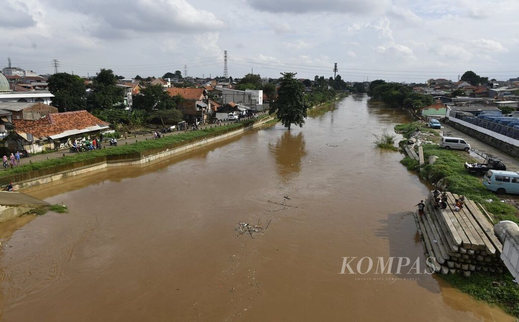 Aliran Kali Ciliwung di kawasan Rawajati, Pancoran, Jakarta Selatan, Kamis (20/2/2020). 