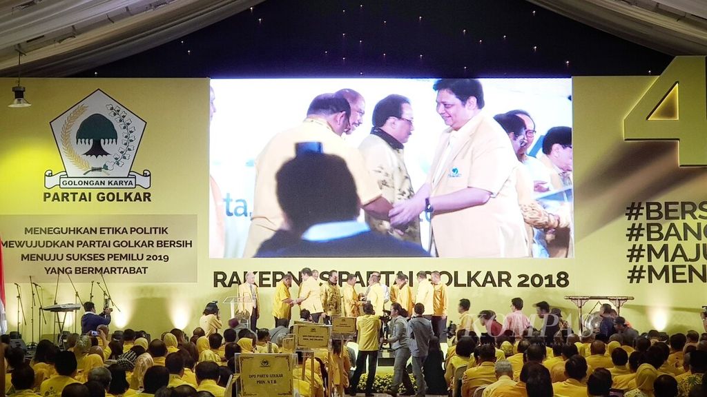 Ketum Golkar Airlangga Hartarto menyalami para pengurus dalam Rakernas Partai Golkar 2018, 22-23 Maret 2018. 