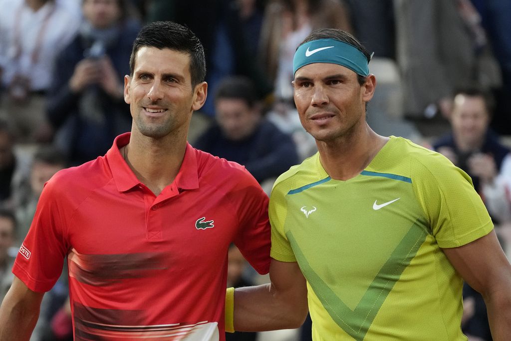 Novak Djokovic (kiri) dan petenis Spanyol Rafael Nadal berfoto sebelum laga perempat final Perancis Terbuka di Paris, Perancis, 31 Mei 2022, yang menjadi pertemuan terakhir keduanya. Djokovic dan Nadal berpeluang kembali bertemu pada laga final Australia Terbuka 2023.