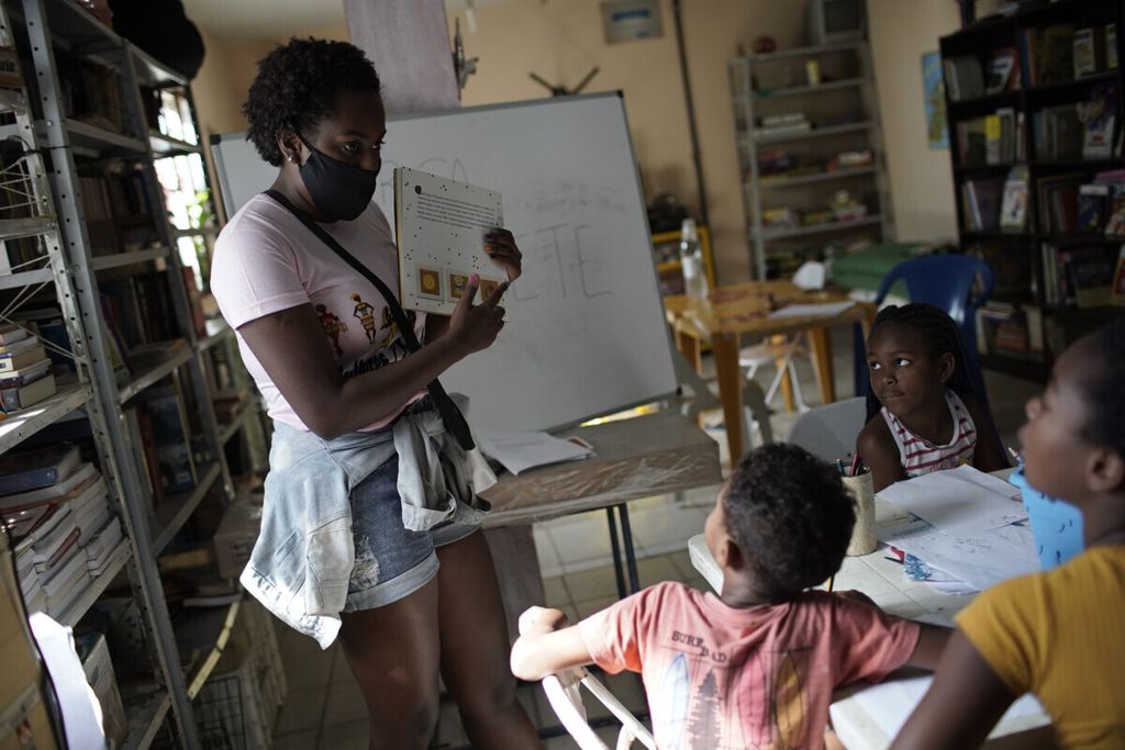Ana Paula Bloch mengajar beberapa anak di perpustakaan komunitas di Morro do Salgueiro, kawasan kumuh di Rio de Janeiro, Brasil, 28 Agustus 2020. 