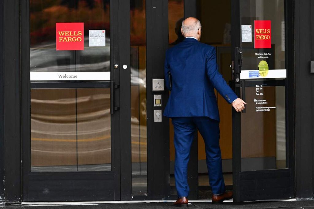Seorang pria memasuki kantor cabang bank Wells Fargo & Co di Beverly Hills, California, AS, Kamis (4/5/2023). 
