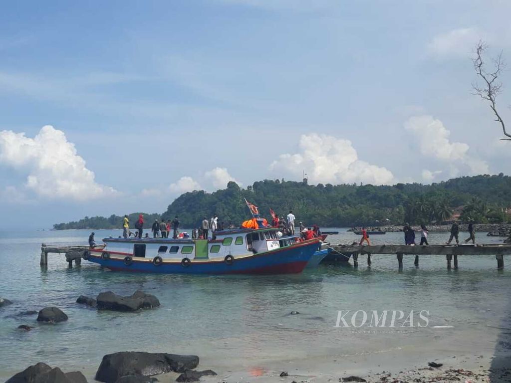 Pengungsi dari Pulau Sebuku dan Pulau Sebesi akan naik kapal di Dermaga Canti, Kecamatan Rajabasa, Kabupaten Lampung Selatan, untuk kembali ke rumahnya masing-masing, Selasa (8/1/2018).