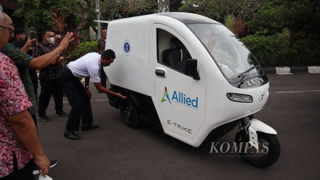 Seorang pegawai Dinas Perhubungan Provinsi Bali mengecek produk E-Trike, kendaraan listrik roda tiga yang dipasarkan PT Allied Harvest Indonesia dan National Center for Sustainable Transportation Technology (NCSTT) Institut Teknologi Bandung (ITB), di halaman kantor Dinas Perhubungan Provinsi Bali di Denpasar, Selasa (28/3/2023).