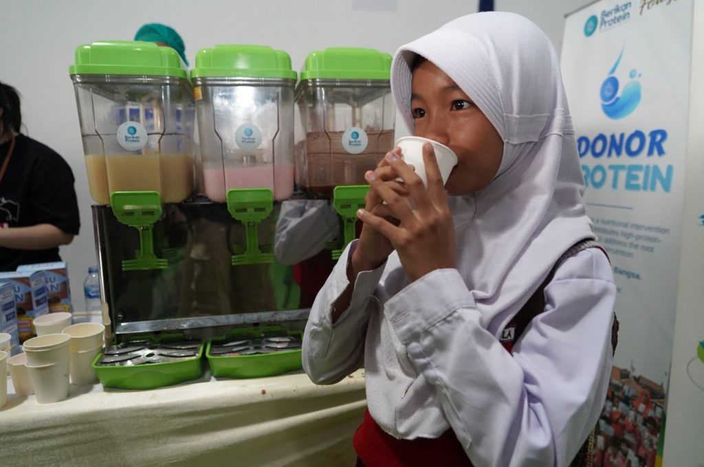 Seorang anak sekolah dasar di Kabupaten Indramayu, Jawa Barat, minum susu ikan saat acara peluncuran susu ikan, 2023.