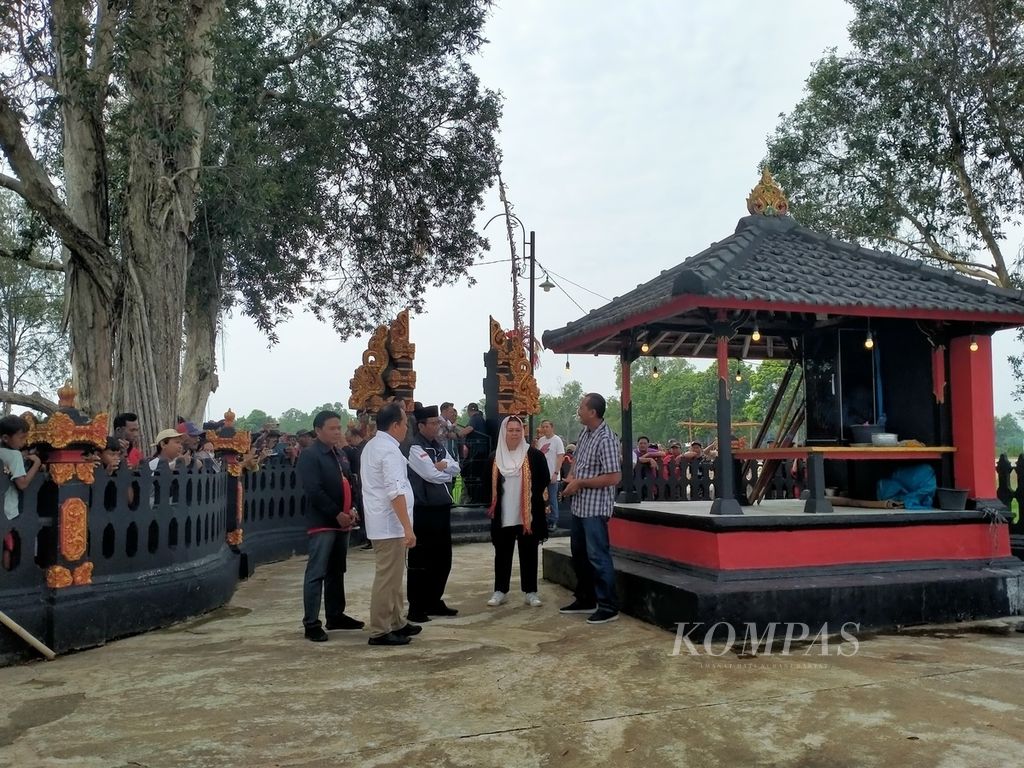 Calon wakil presiden nomor urut 3, Mahfud MD, saat mengunjungi Pura Ulun Danu, Danau Tirta Gangga, Lampung Sidobinangun, Kecamatan Seputih Banyak, Lampung Tengah, Rabu (31/1/2024).
