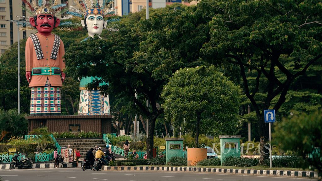 Warga melintasi patung ondel-ondel di Kemayoran, Jakarta Pusat, Kamis (10/2/2022).