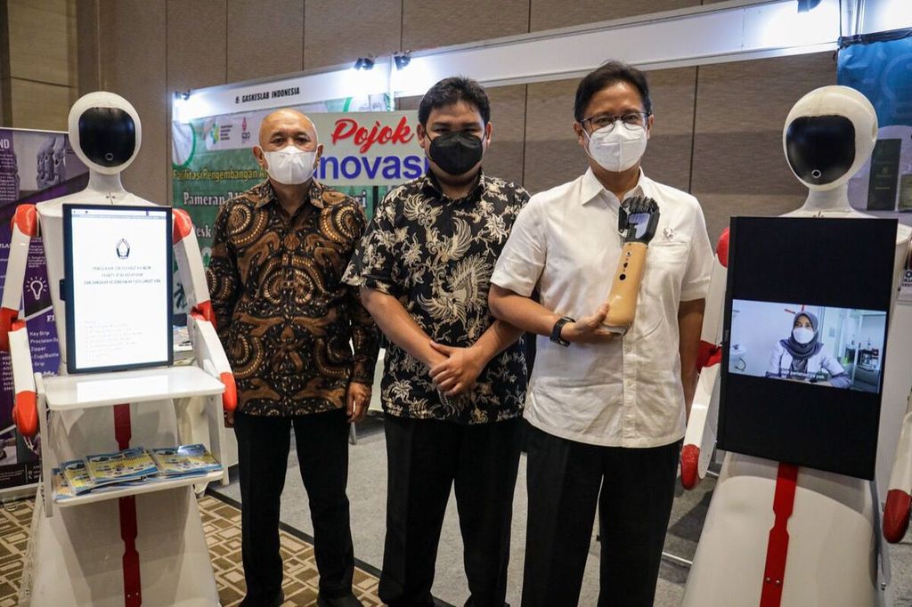 Menteri Kesehatan Budi Gunadi Sadikin (kanan) dalam kunjungan kerja di Solo, Jawa Tengah, Jumat (19/8/2022), menunjukkan sebuah produk alat kesehatan yang mampu diproduksi UMKM Indonesia dan mampu menjadi substitusi produk impor.